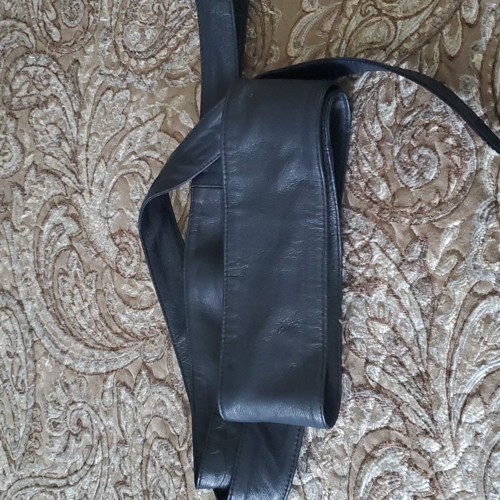 GILI Navy leather belt